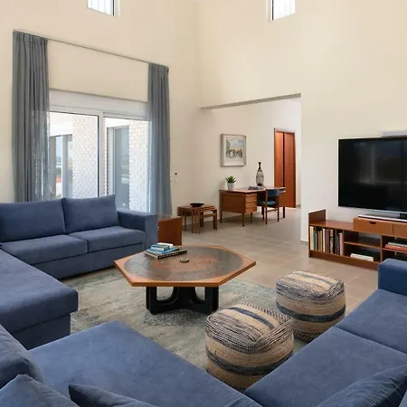 Hilltop Luxury Pastida